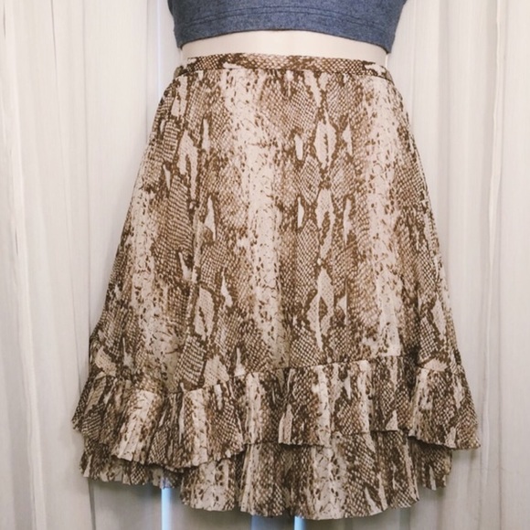 Banana Republic Dresses & Skirts - [Banana Republic] Pleated Snakeskin Mini Skirt